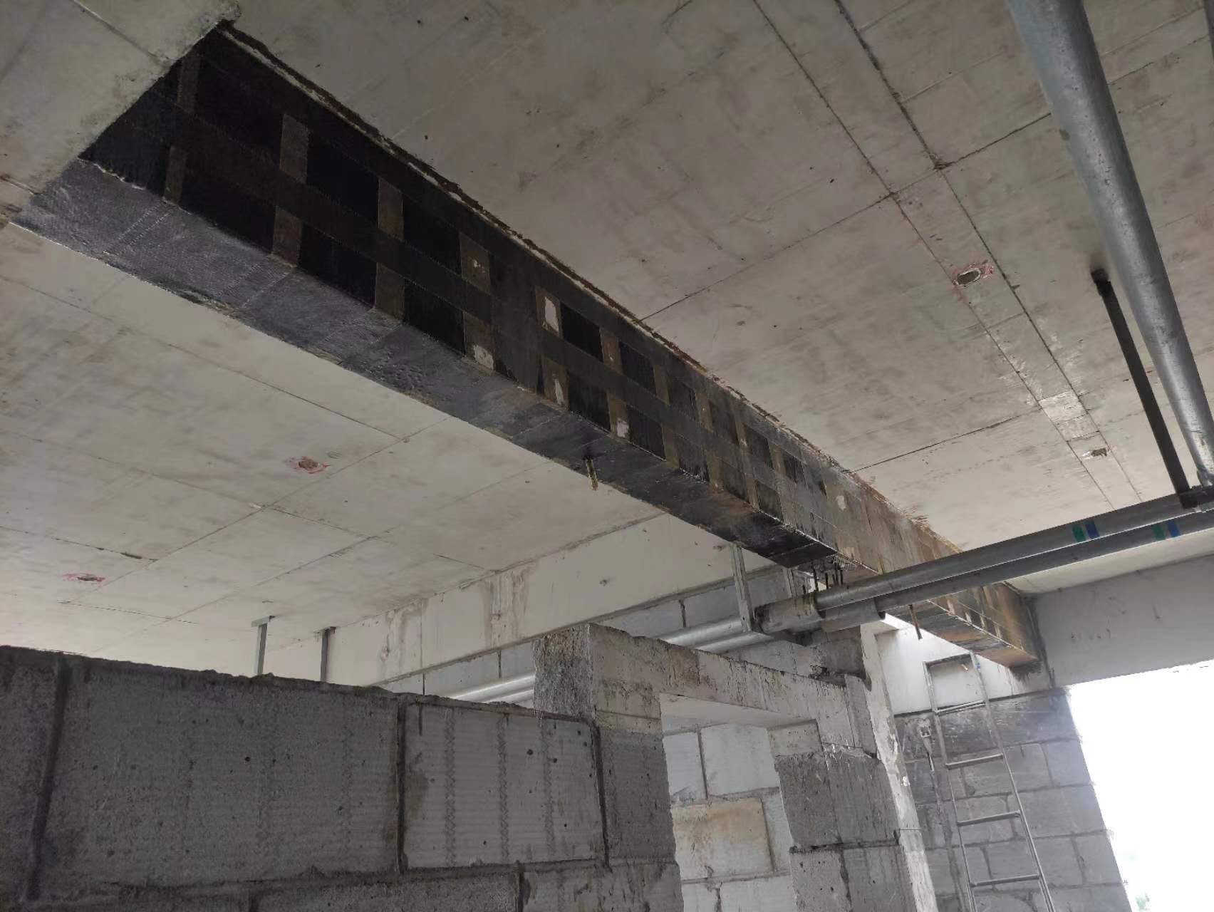 自贡现浇楼板开洞运用碳纤维加固和粘钢加固